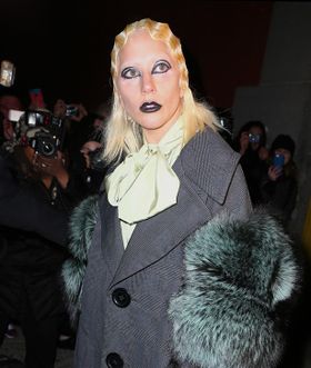 強烈なメイクで登場したレディー・ガガ