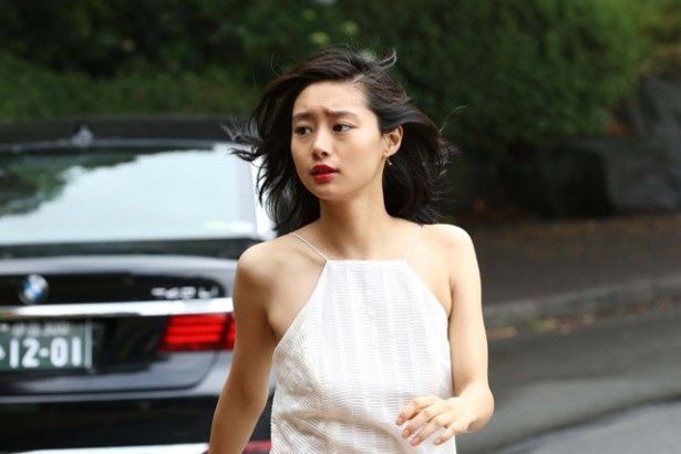 佐原が執着する女性を忽那汐里が演じる