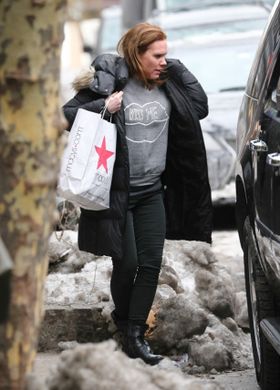 姉・ヴィクトリアと違い、庶民的な服を販売している妹のルイーズ アダムス