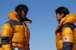 エヴェレストでの撮影で、真っ黒に日焼けした阿部(左)