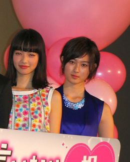 『黒崎くんの言いなりになんてならない』の初日舞台挨拶に登場した小松菜奈と高月彩良(左から)