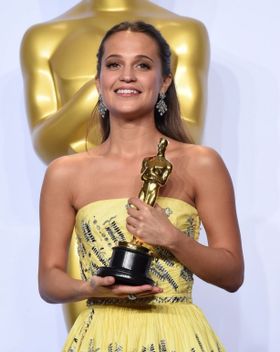 アカデミー賞助演女優賞は、『リリーのすべて』のアリシア・ヴィキャンデル