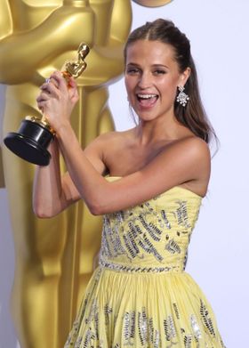 鮮やかなビタミンカラーのドレスが目を引いたアリシア・ヴィキャンデルは助演女優賞を受賞