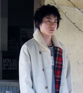 菅田将暉が母・爽子(木村佳乃)を亡くし怒りと悲しみに暮れる青年・雄哉役を熱演