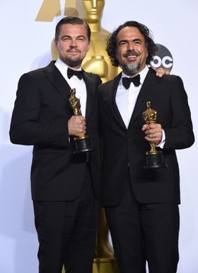 『レヴェナント: 蘇えりし者』で主演男優賞	を受賞したレオナルド・ディカプリオと、監督賞を受賞したアレハンドロ・ゴンサレス・イニャリトゥ監督