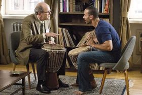 ジャンベを介して友情で結ばれていくウォルターとタレク