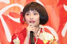 ”ちはやぶる～”の歌にちなんだ鮮やかな赤い振袖姿で登場した広瀬すず