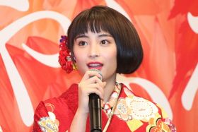 ”ちはやぶる～”の歌にちなんだ鮮やかな赤い振袖姿で登場した広瀬すず