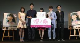 映画「桜ノ雨」の初日舞台あいさつに登壇した久松郁実、浅香航大、山本舞香、広田亮平、ウエダアツシ監督(写真左から)