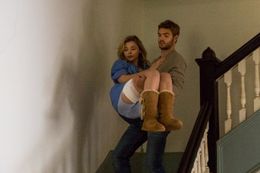 謎のイケメン、エヴァンがキャシーをお姫様抱っこ！