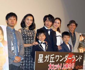 『星ガ丘ワンダーランド』初日舞台挨拶に登場した柳沢翔監督、木村佳乃、高橋曽良、中村倫也、佐々木希、佐藤優太郎、市原隼人