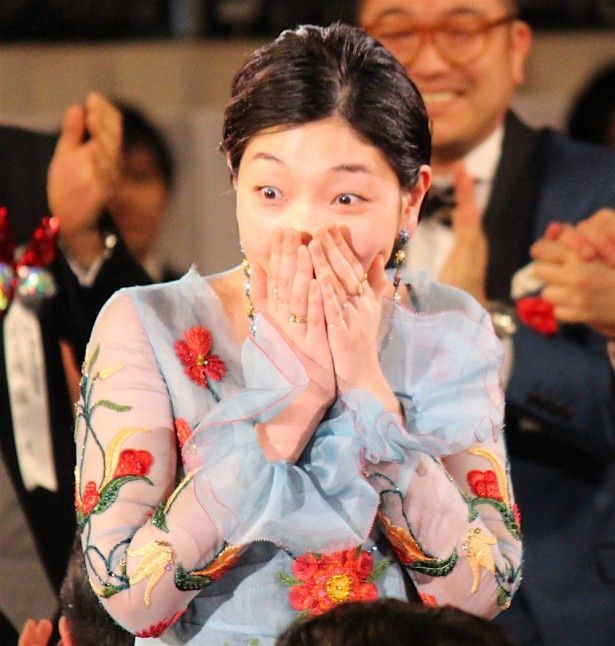 受賞に驚きの表情を見せた安藤サクラ