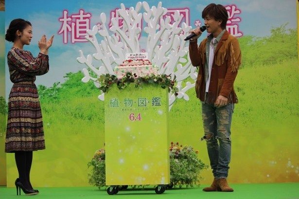 サプライズで、岩田へ誕生日ケーキが登場。高畑も「おめでとう」と祝福