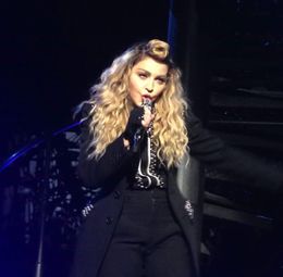 ステージで泣き崩れたというマドンナ