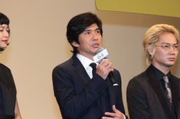 主演の佐藤浩市は思わず涙ぐむ一幕も