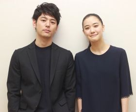 『家族はつらいよ』でカップルを演じた妻夫木聡と蒼井優