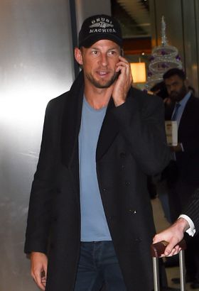 新恋人と手をつないで歩く姿をパパラッチされているジェンソン・バトン