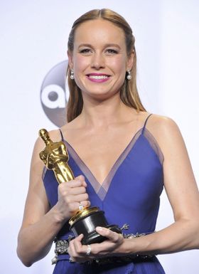 オスカー像を手にしたブリーラーソン。青いドレスも話題に