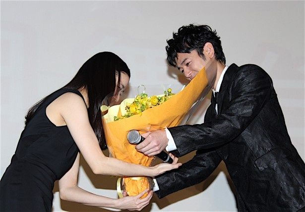 【写真を見る】妻夫木聡、蒼井優に花束をプレゼント！