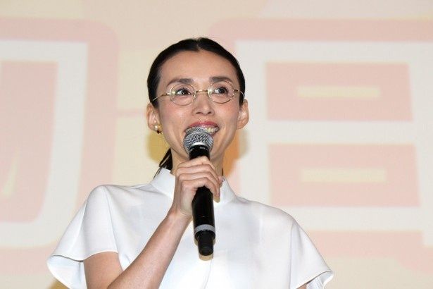 初日に笑顔を見せた中嶋朋子