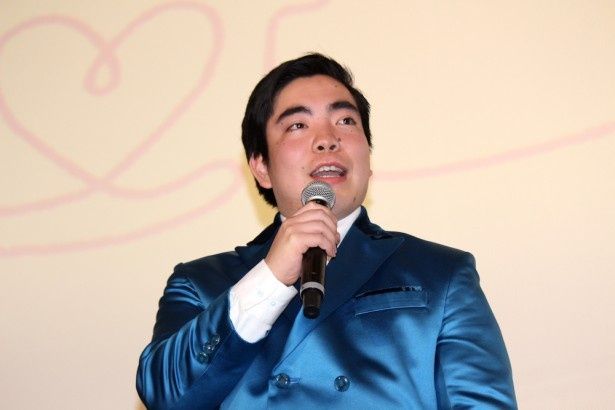 ブルーのスーツで登場した徳永ゆう