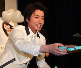 藤原竜也が一人一人にチョコを手渡し！