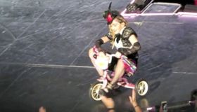 三輪車でパフォーマンスをするマドンナ