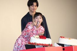 広瀬すず、真剣佑の手作りケーキをペロリ