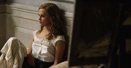 白をベースとしたシンプルなルームウェア。胸元のレースがポイント