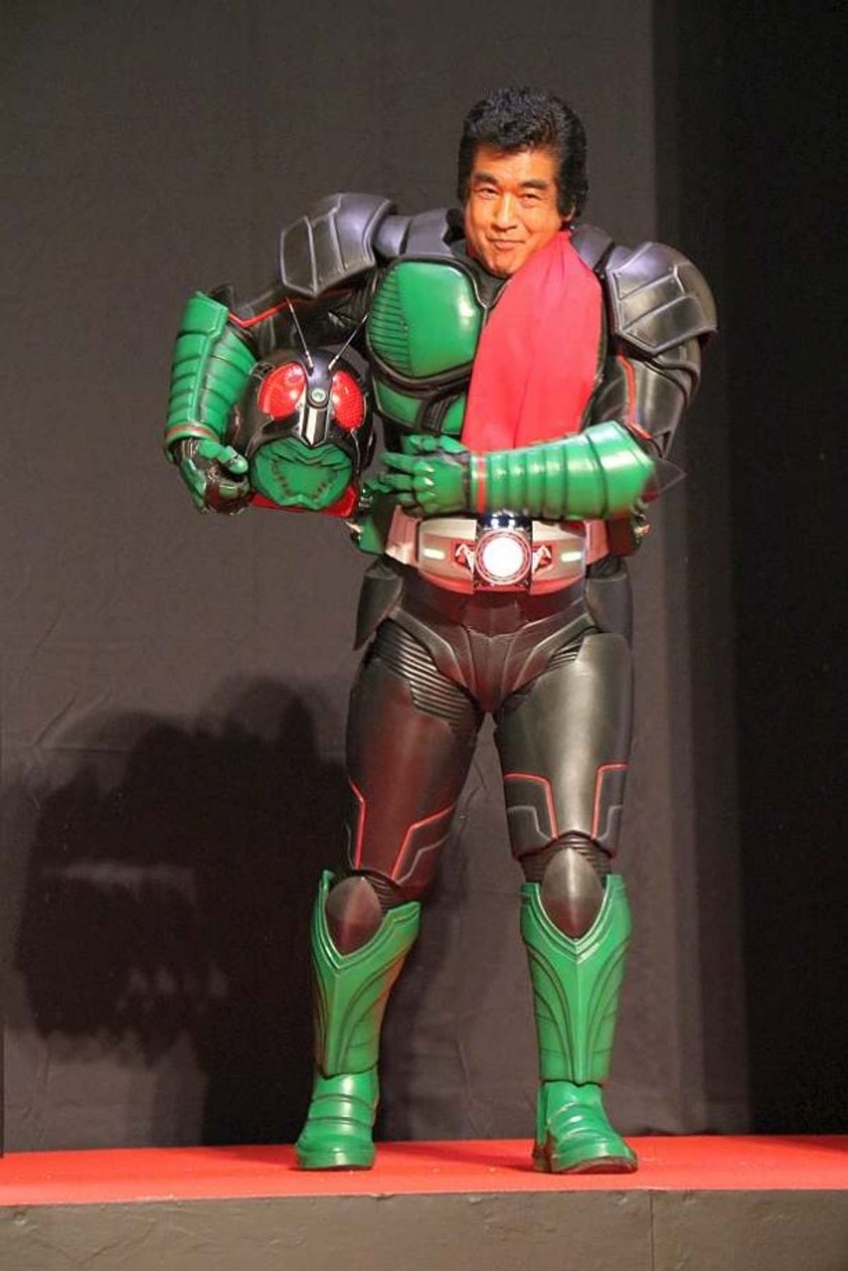 藤岡弘サイン本＋仮面ライダー 旧１号マスク 藤岡弘、さんサイン入りカード 仮面ライダー1号 の展示中