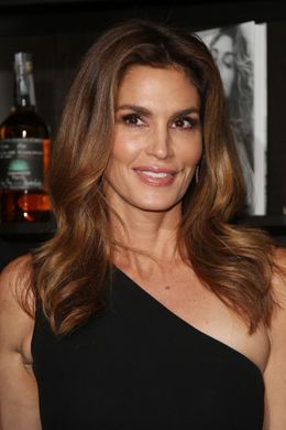 娘と雑誌の表紙でツーショットを飾ったシンディ・クロフォード