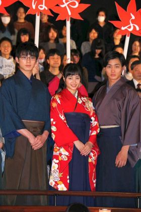新役の真剣佑、千早役の広瀬すず、太一役の野村周平らが登壇(左から)
