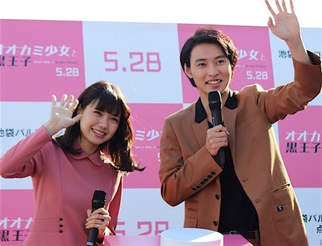 二階堂ふみ＆山崎賢人が池袋に降臨！両手を重ねて映画をアピール