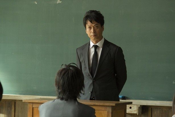 3年E組と殺せんせーを見守る副担任の烏間(椎名桔平)