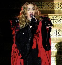 ステージで若い女性ファンの乳房を露出させたマドンナ