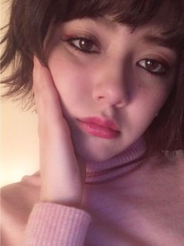 【自撮りPHOTO_1】「チャームポイントは目。すこし目元を濃くしたメイクのときの写真です」(遠藤新菜コメント)