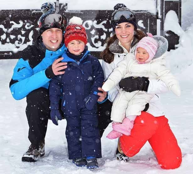 先日、一家でスキー旅行に出かけたジョージ王子