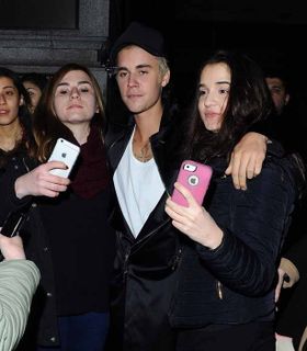 ファンサービスに応じるジャスティン・ビーバー