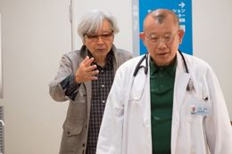 山田洋次監督の喜劇『家族はつらいよ』で落語家みたいな顔の医者役を演じている笑福亭鶴瓶