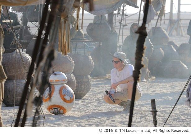 監督が紙ナプキンに描いた大小2つの円から生まれたBB-8