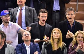 イケメンな息子たちとホッケー観戦をしたリーアム・ニーソン