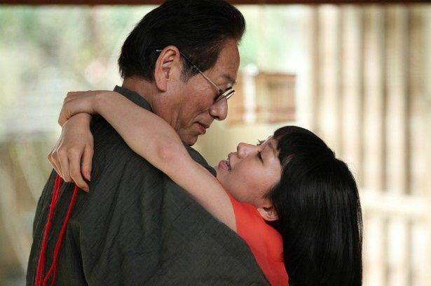 【写真を見る】二階堂ふみと大杉漣が抱き合う劇中シーン