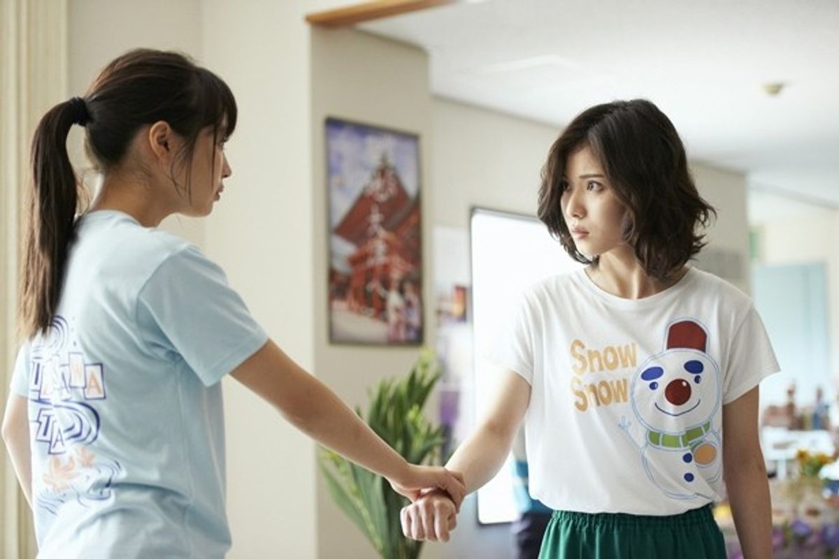 松岡茉優、クールビューティなのに勝負服がダサい!?｜最新の映画