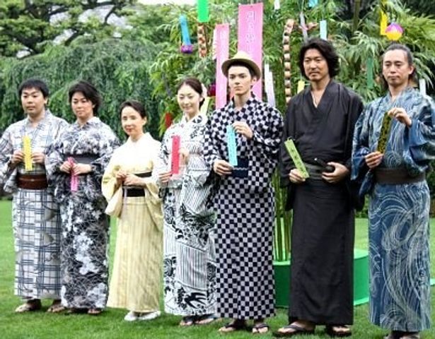 左から：岩尾望、中島知子、八千草薫、常盤貴子、林遣都、豊原功補、三城真一監督