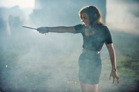 ナイフを片手に微笑むクロエ・グレース・モレッツ。左手の力の入り具合がヤバい…