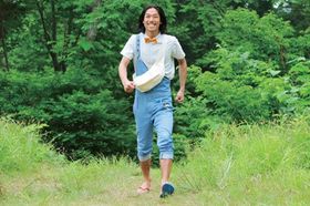 AKIRAが代々、祠を守る理髪師の与藻須賀三太郎を演じる『山形スクリーム』