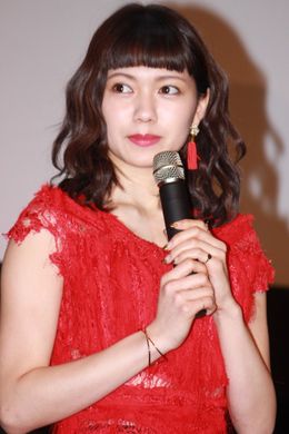 二階堂ふみが赤のドレスで登壇