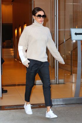 スニーカーで外出するヴィクトリア・ベッカム