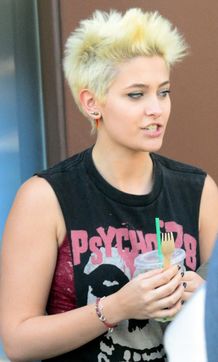 パンキッシュな姿になったパリス・ジャクソン