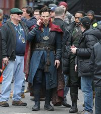 カンバーバッチ、ドクター・ストレンジの扮装で書店へ｜最新の